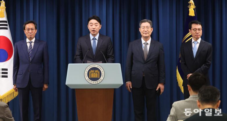 강훈식 대통령비서실장이 8일 서울 용산 대통령실청사 브리핑룸에서 인선 발표를 하고 있다. (왼쪽부터) 정무수석에 우상호 , 강 비서실장, 민정수석 오광수, 홍보수석 이규연. 대통령실 사진기자단