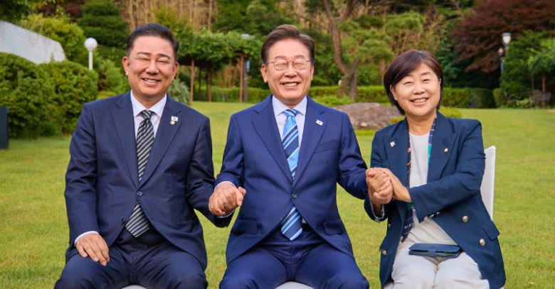 웃음꽃 핀 李대통령과 與 원내대표 후보들 이재명 대통령이 7일 서울 용산구 한남동 관저에서 만찬을 갖기 전 차기 원내대표 선거에 출마한 3선의 김병기 의원(왼쪽)과 4선의 서영교 의원(오른쪽)과 손을 맞잡고 기념촬영을 하고 있다. 이 대통령은 두 의원이 경쟁 중인 상황을 고려해 이같이 함께 사진을 찍은 것으로 전해졌다. 대통령실 제공