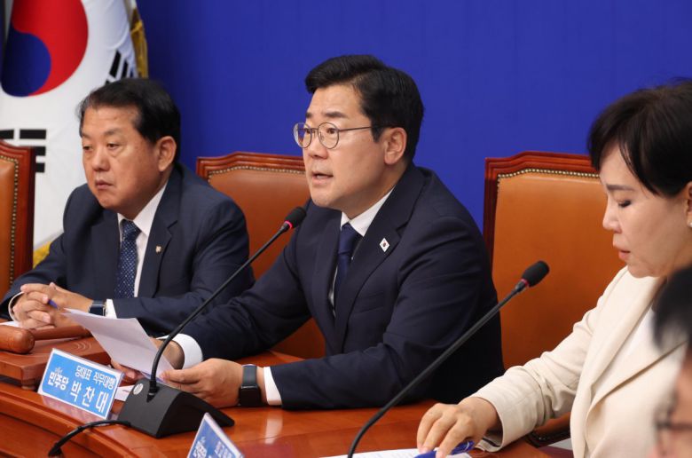 박찬대 더불어민주당 당대표 직무대행 겸 원내대표가 9일 오전 서울 여의도 국회에서 열린 최고위원회의에서 발언을 하고 있다. 2025.06.09. 서울=뉴시스