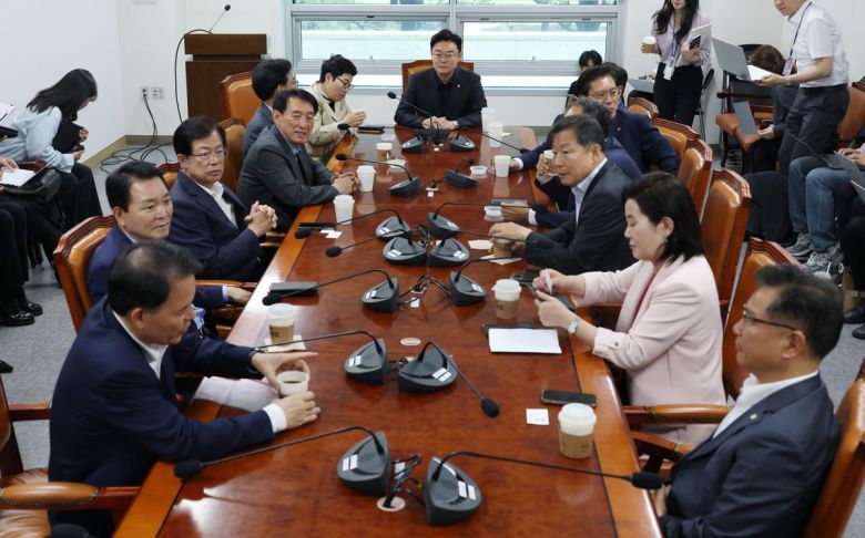 국민의힘 3선 의원들이 9일 오전 서울 여의도 국회 의원회관에서 대선 패배 이후 당의 수습과 개혁안 등에 대한 논의를 위한 회동을 하고 있다.   이날 회동에는 김성원,김희정, 이철규, 임이자, 성일종, 송석준, 정점식, 이만희, 김석기, 추경호, 윤한홍, 이양수 의원이 참석했다.   2025.6.9 뉴스1