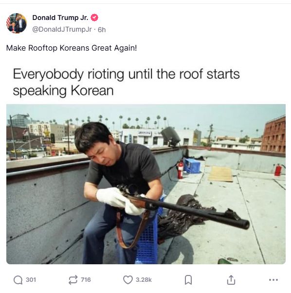 트럼프 장남이 SNS에 올린 ‘1992년 폭동에 맞선 한인’ 사진 도널드 트럼프 미국 대통령의 장남 트럼프 주니어가 9일 트루스소셜에 “루프톱의 코리안을 다시 위대하게!”라는 글과 사진을 올렸다. 1992년 로스앤젤레스 폭동 당시 상점을 지키기 위해 옥상에 올랐던 무장 한인을 통해 트럼프 2기 행정부의 시위대 강경 진압을 정당화하려는 의도로 보인다. 트럼프 주니어 트루스소셜 캡처