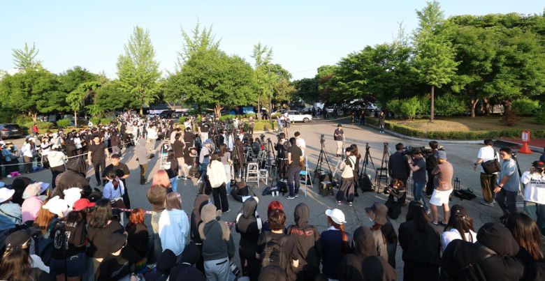 방탄소년단(BTS)의 지민과 정국이 제대하는 11일 오전 경기도 연천군 연천공설운동장에 아미(방탄소년단 팬덤명)들과 취재진들로 북적이고 있다. ⓒ News1