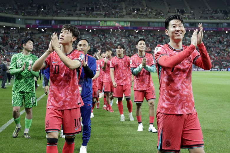 주장 손흥민(오른쪽) 등 한국 축구대표팀 선수들이 10일 서울월드컵경기장에서 열린 쿠웨이트와의 2026 북중미 월드컵 아시아 3차 예선 B조 최종 10차전에서 4-0대승을 거둔 뒤 팬들에게 인사하고 있다. 뉴시스.