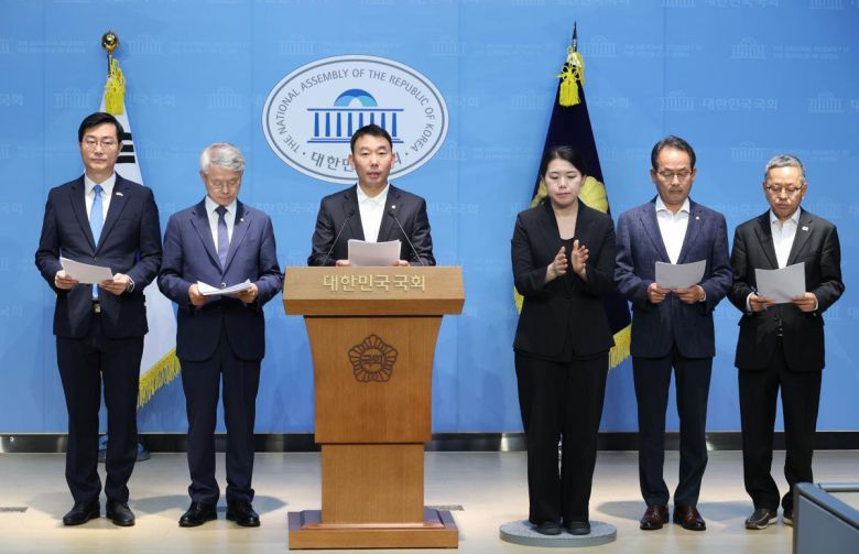 김용민, 민형배 의원 등  더불어민주당 의원들이 11일 오전 서울 여의도 국회 소통관에서 검찰개혁 관련 기자회견을 열고 검찰청법 폐지법안, 공소청 신설법안 등 발의한 법안들에 대해 설명하고 있다.  뉴스1