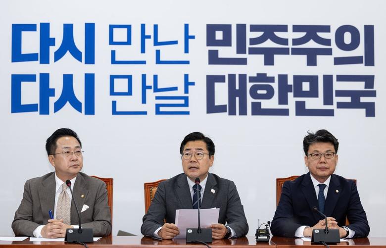 박찬대 더불어민주당 대표 직무대행 겸 원내대표가 10일 오전 서울 여의도 국회에서 열린 원내대책회의에서 발언을 하고 있다. 2025.6.10/뉴스1