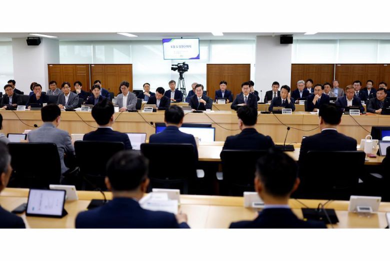 김동연 경기도지사가 10일 오전 경기도청 율곡홀에서 실·국장 등이 참석한 가운데 열린 6월 도정열린 회의에서 모두발언을 하고 있다. 경기도 제공