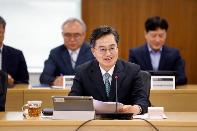 김동연  경기도지사가 10일 오전 경기도청 율곡홀에서  실·국장 등이 참석한 가운데 열린 6월 도정열린 회의에서 모두발언을 하고 있다. 경기도 제공