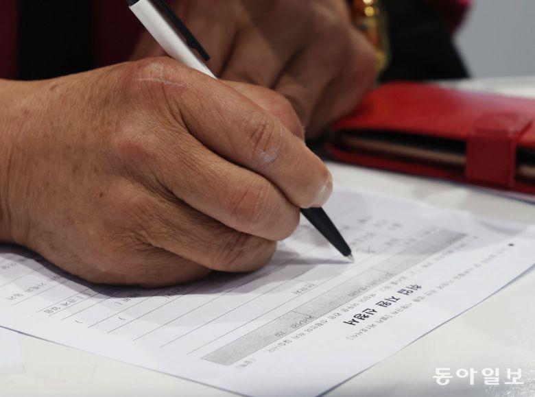 11일 경기 하남 망월동 종합운동장 제2체육관에서 열린 ‘2025 하남시 일자리 박람회’를 찾은 구직자들이 취업 신청서를 작성하고 있다. 2025.6.11. 신원건 기자 laputa@donga.com