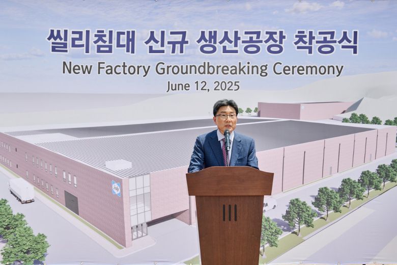 12일 씰리침대 신규 생산공장 착공식 현장에서 윤종효 씰리코리아 대표가 환영사를 하고 있다.