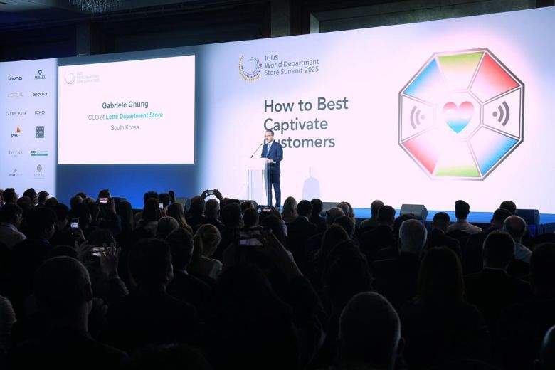 롯데백화점이 IGDS와 함께 공동 주최한 WDSS 2025의 개회사에 나선 정준호 롯데백화점 대표