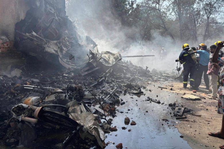 12일 인도 서부 아마다바드에서 소방대원들이 추락한 에어인디아 비행기의 잔해에 물을 뿌리며 진화하고 있다. 아마다바드=AP 뉴시스