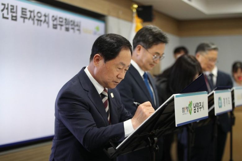 13일 오전 경기도청 5층 서희홀에서 열린 ‘카카오, AI 기반 디지털 허브 건립 투자협약’에서 주광덕 남양주시장과 김동연 경기도지사, 정신아 ㈜카카오 대표, 이한준 한국토지주택공사(LH) 사장(사진 왼쪽부터)이 협약서에 서명하고 있다. 남양주시 제공