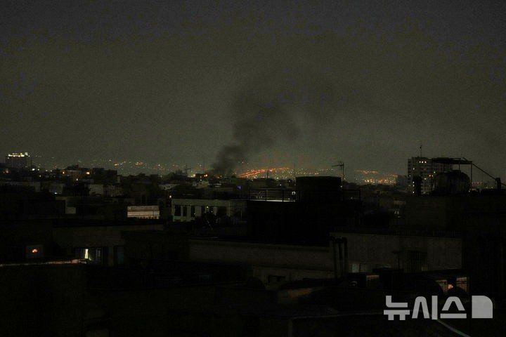 13일(현지 시간) 이란 테헤란에서 검은 연기가 치솟고 있다. 이날 이스라엘은 “이란 전역의 핵 프로그램과 기타 군사시설 관련 목표물 수십 개를 공격하고 있다”며 이란에 대한 선제 공격을 발표했다. 2025.06.13. [테헤란=AP/뉴시스]