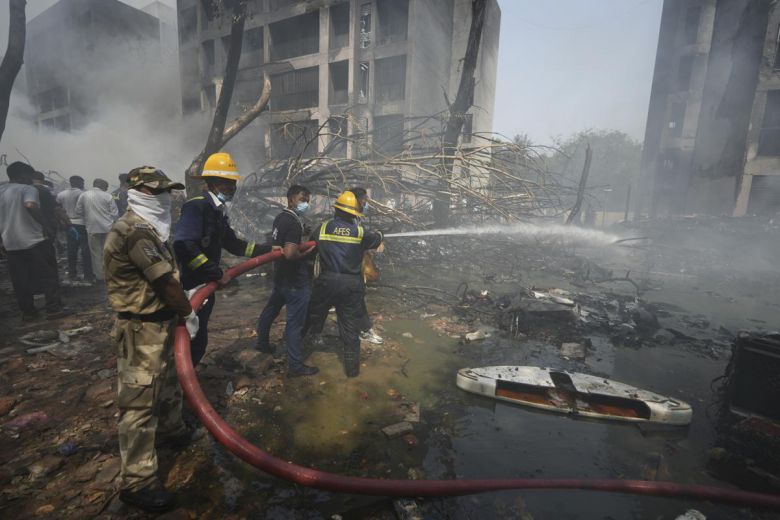 인도 소방대원들이 12일 구자라트주 아마다바드의 에어 인디아 AI-171편 보잉 여객기 추락 현장에서 화재를 진압하고 있다. 2025.06.13 아마다바드(인도)=AP 뉴시스
