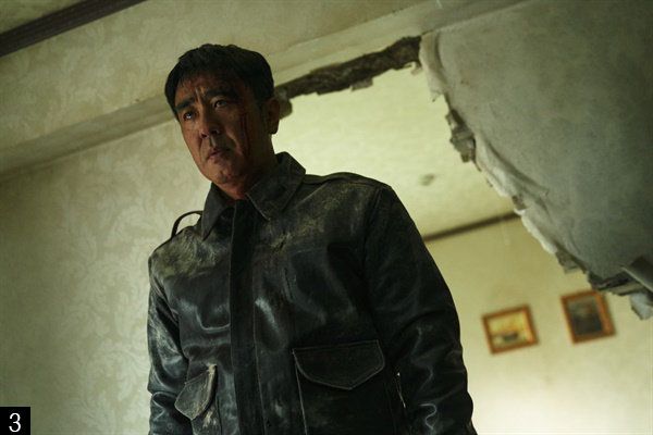 최근 인기를 끈 ‘K히어로’ 작품들은 ❶영화 ‘하이파이브’ ❷드라마 ‘경이로운 소문’ ❸드라마 ‘무빙’처럼 모두 감동과 유머를 뒤섞은 점이 특징이다. ‘하이파이브’를 연출한 강형철 감독은 “내가 첫 번째 관객이라는 마음으로 나부터 재밌는 시나리오를 쓰려고 했다. 관객도 콘서트를 보는 것처럼 웃고 손뼉 치고 발도 구르는 영화가 됐으면 했다”고 했다. NEW·OCN·디즈니플러스 제공