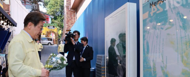 이태원 참사 현장 예고 없이 찾아 헌화 이재명 대통령이 12일 오후 이태원 참사 현장인 서울 용산구 ‘10·29 기억과 안전의 길’을 예고 없이 방문해 흰 국화꽃 다발을 들고 묵념하고 있다. 이날 이 대통령은 서울 동작구 한강홍수통제소를 방문해 “예측 가능한 재난은 더 이상 일어나선 안 된다”며 철저한 안전 관리를 주문했다. 대통령실사진기자단