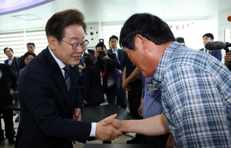 이재명 대통령이 13일 경기도 파주시 장단면 행정복지센터에서 열린 주민 간담회에서 참석자들과 악수하고 있다. 뉴시스