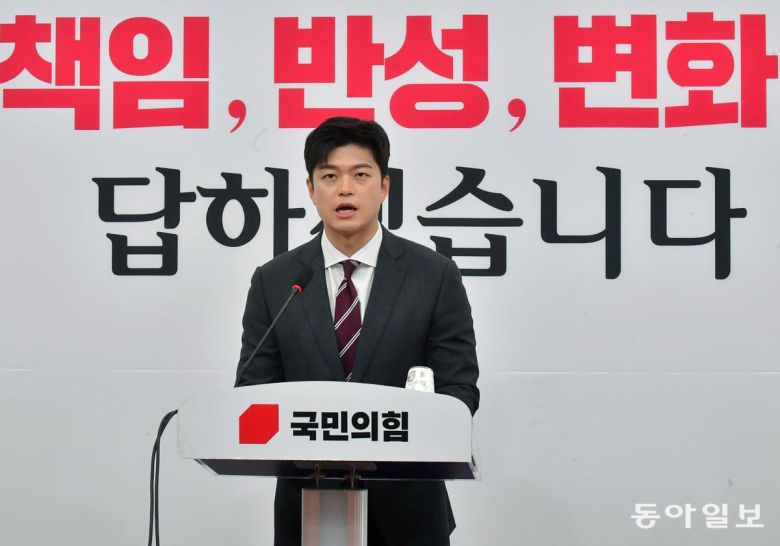 김용태 국민의힘 비상대책위원장이 12일 오전 국회에서 긴급 회견을 하고 있다. 2025.06.12 이훈구 기자 ufo@donga.com