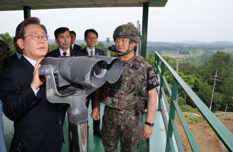 북측 바라보는 李대통령 이재명 대통령이 13일 경기 연천군 25사단 비룡전망대를 방문해 망원경으로 북한 지역을 보고 있다. 대북 확성기 방송 중지를 지시한 이 대통령은 이후 북한의 대남 방송으로 피해를 호소해 온 경기 파주 대성동마을을 방문해 주민들과 간담회를 가졌다. 대통령실사진기자단