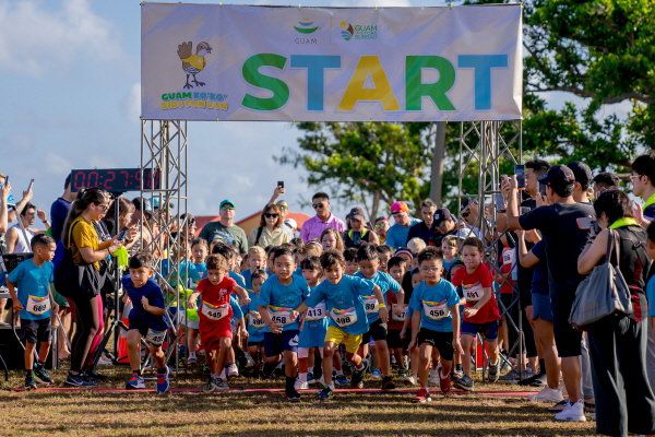 매년 괌에서 열리는 ‘코코 로드 레이스’ 중 어린이들이 참여하는 ‘키즈 마라톤’ 대회. 괌정부관광청 제공.