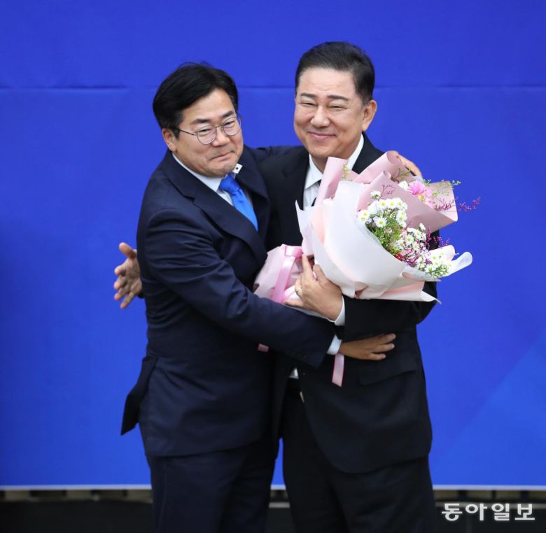 前現 원내대표 더불어민주당 김병기 신임 원내대표(오른쪽)가 13일 국회에서 열린 민주당 의원총회에서 원내대표에 선출된 후 박찬대 전 원내대표와 포옹하고 있다. 김 원내대표는 선거에 앞선 정견 발표에서 “개혁 동력이 가장 강한 1년 안에 내란 세력을 척결하고 검찰, 사법, 언론 등 산적한 개혁 과제를 신속하고 단호하게 처리해야 한다”고 말했다. 장승윤 기자 tomato99@donga.com