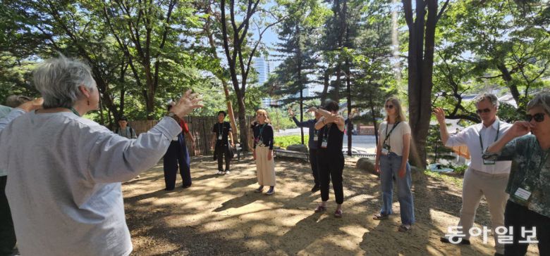 11일 서울 강남구 봉은사에서 열린 ‘나무 에너지를 느끼는 감각을 깨워 보세요’ 워크숍 참가자들이 프랑스에서 온 명상 교육자의 안내에 따라 체험을 하고 있다. 김선미 기자 kimsunmi@donga.com