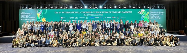 폐막식이 끝나고 총회 참가자들이 모두 무대에 올라 기념사진을 촬영했다. 국립수목원 제공