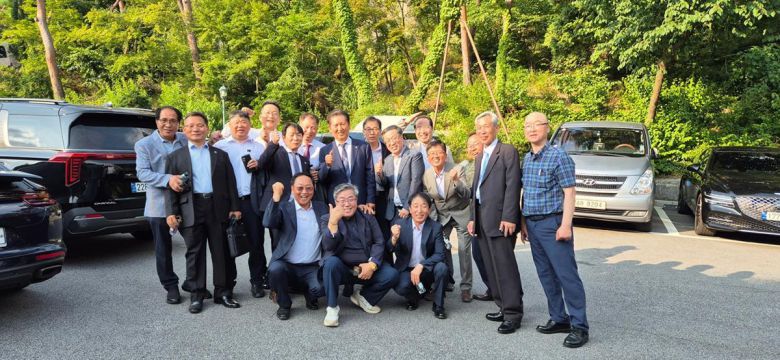 정청래 의원이 이 대통령 결혼식장에서 이재명 대통령의 소년공 시절 친구들을 만나 함께 기념촬영을 하는 모습. 정청래 의원 페이스북 캡처