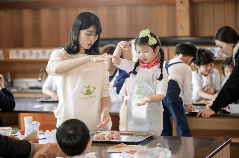 상하농원 소세지만들기에 체험하는 어린이. 매일유업 제공