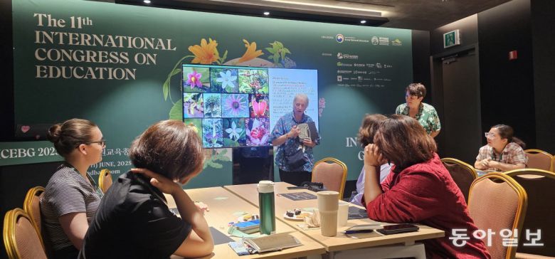 9일 열린  ‘참여형 예술: 식물에 대한 시각적 대화’ 워크숍. 한 참여자가 자신이 상상한 식물을 설명하고 있다. 김선미 기자 kimsunmi@donga.com