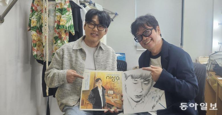 찍어 내기 바쁘게 팔렸던 두 사람의 앨범은 한국 가요계의 소중한 역사다. 변진섭(왼쪽)이 이상우 1집을, 이상우가 변진섭 2집을 가리키고 있다. 원주= 유재영 기자 elegant@donga.com