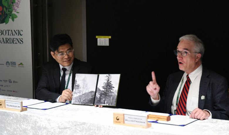9일 임영석 국립수목원장(왼쪽)과 윌리엄 네드 프리드먼 미 하버드대 아놀드수목원장이 식물자원 공동연구와 산림문화 자료 공유를 위한 협력의향서를 교환했다. 아놀드수목원측은 소장하고 있던 일제강점기 한국의 나무 사진을 국립수목원 측에 전달했다. 두 기관은 올해 광복절에 맞춰 관련 책자를 발간할 예정이다. 국립수목원 제공