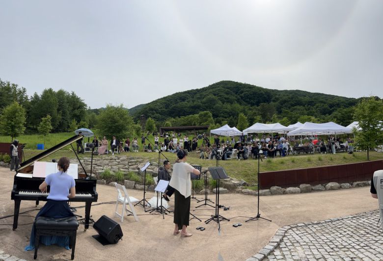 13일 강원 양구군 국립DMZ자생식물원에서 열린 제11차 세계식물원교육총회 특별음악회. 바이올린, 장구, 피아노로 아리랑을 연주했다. 국립수목원 제공