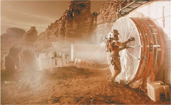 화성에 홀로 남겨진 주인공 우주인의 생존을 위한 고군분투를 그린 영화 ‘마션’(2015). 이십세기폭스코리아 제공