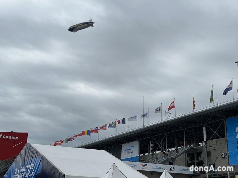 르망24시 경기장 메인 건물 깃발