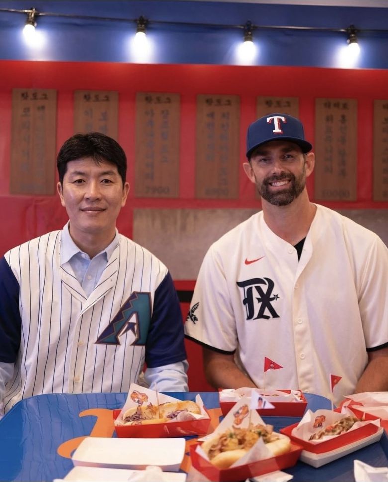 김병현(왼쪽)과 더스틴 니퍼트가 지난해 팝업스토어로 문을 연 MLB 포차에서 만났다. 김병현 인스타그램