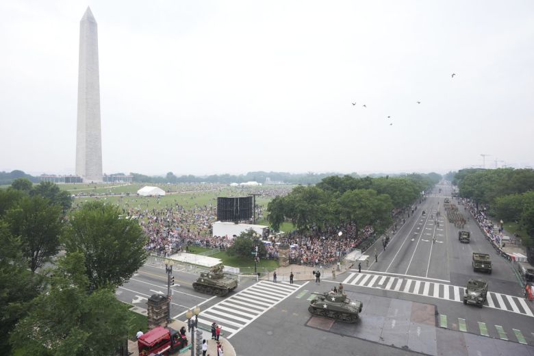 14일 워싱턴에서 열병식이 열리고 있다. 워싱턴=AP 뉴시스