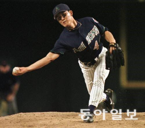 ‘한국형 핵잠수함’으로 활약하던 시절의 김병현의 독특한 투구 모습. 동아일보DB