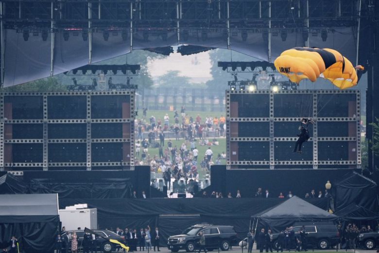 미 육군 낙하전문팀 골든 나이츠가 낙하산을 타고 내려오는 퍼포먼스를 펼치고 있다. 워싱턴=AP 뉴시스