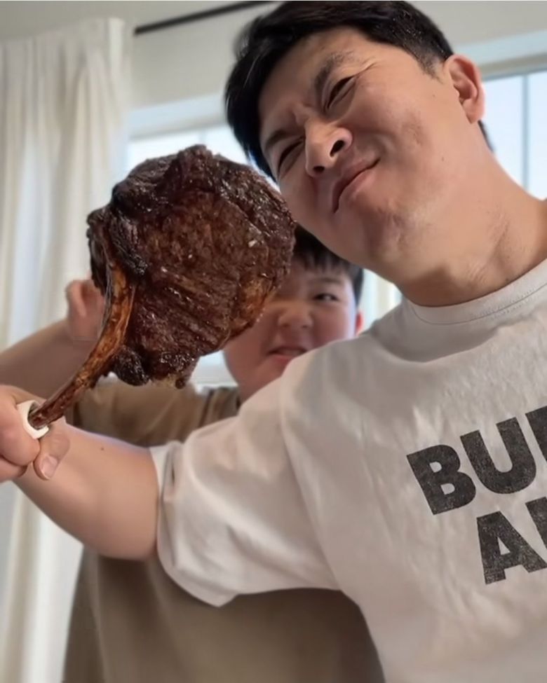 김병현이 토마호크 스테이크를 손에 들고 익살스러운 표정을 짓고 있다. 김병현 인스타그램