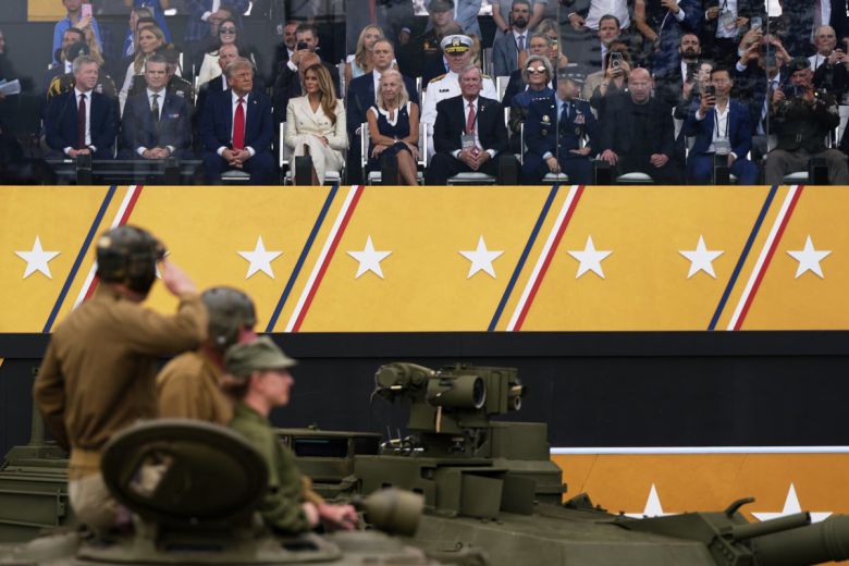 열병식을 관람중인 트럼프 대통령. 워싱턴=AP 뉴시스