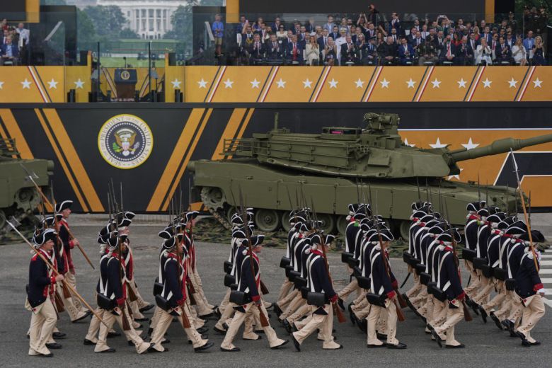 독립전쟁 당시 군복을 입고 행진하는 병사들. 워싱턴=AP 뉴시스