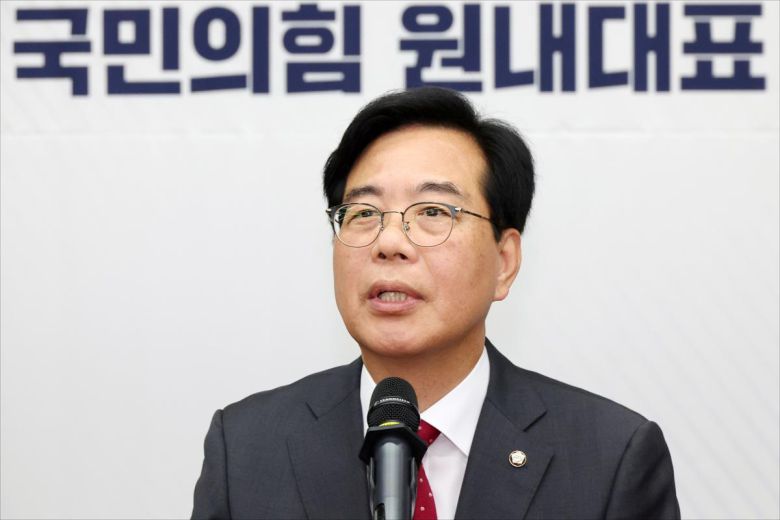 송언석 국민의힘 신임 원내대표가 16일 오후 서울 여의도 국회에서 열린 2025 국민의힘 원내대표 선출 의원총회에서 당선 소감을 말하고 있다. 사진공동취재