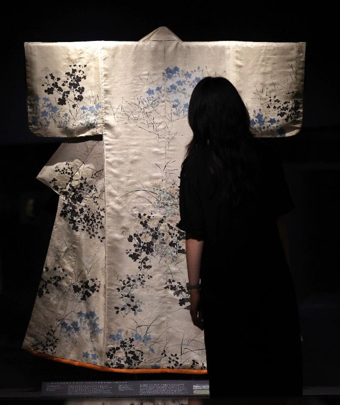 16일 서울 용산구 국립중앙박물관 상설전시관에서 열린 한일 국교 정상화 60주년 기념 특별전 ‘일본미술, 네 가지 시선’ 언론공개회에서 참석자가 가을풀무니 고소데를 살펴보고 있다. 뉴스1
