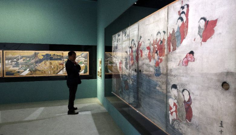 16일 서울 용산구 국립중앙박물관 상설전시관에서 열린 한일 국교 정상화 60주년 기념 특별전 ‘일본미술, 네 가지 시선’ 언론공개회에서 참석자가 전시를 둘러보고 있다. 뉴스1