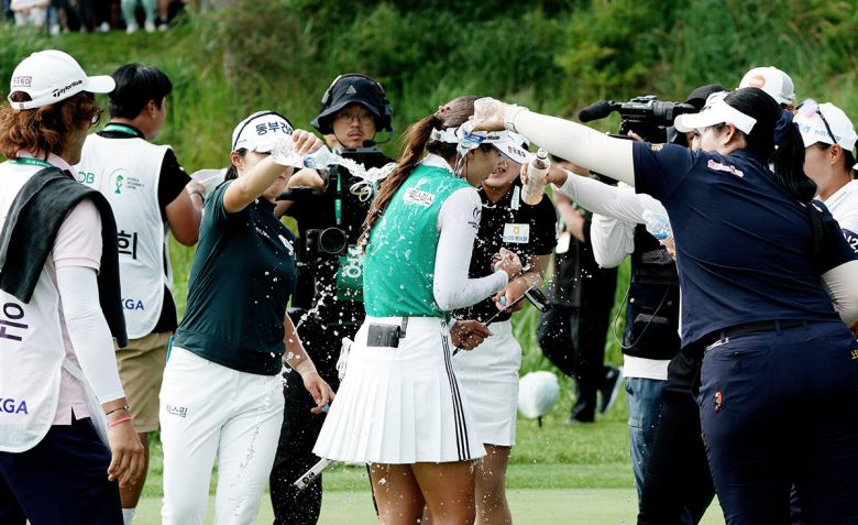 이동은이 15일 충북 음성군 레인보우힐스 컨트리클럽(파72)에서 끝난 한국여자프로골프(KLPGA)투어 DB그룹 한국여자오픈에서 우승한 뒤 동료들로부터 축하 물세례를 받고 있다. 2024년 KLPGA투어에 데뷔한 이동은은 42개 대회 만에 첫 우승을 신고했다. KLPGA투어 제공
