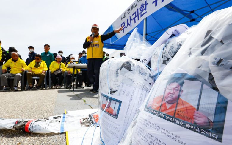 23일 오전 경기 파주시 국립 6.25전쟁납북자기념관 앞에서 납북자가족모임이 주최한 대북전단 살포 기자회견장에 대북전단이 놓여 있다. 2025.04.23 파주=뉴시스