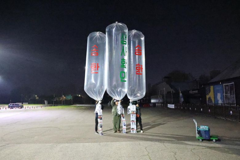 지난 4월 전후납북자가족피해연합회가 전단을 살포하고 있는 모습. 2025.04.27 납북자가족모임 제공
