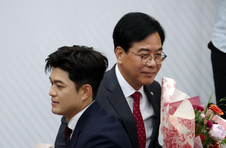 송언석 국민의힘 신임 원내대표가 16일 서울 여의도 국회에서 열린 2025 국민의힘 원내대표 선출 의원총회에서 선출된 후 김용태 비상대책위원장과 인사한 뒤 자리로 향하고 있다. 뉴시스