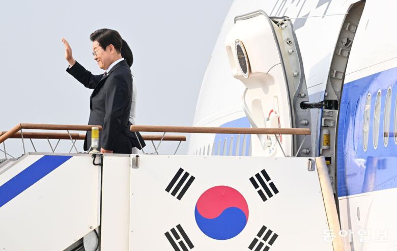 이재명 대통령과 부인 김혜경 여사가 캐나다 앨버타주 카나나스키스에서 열리는 주요 7개국(G7) 정상회의 참석을 위해 16일 경기 성남시 서울공항에서 공군 1호기에 탑승 전 인사하고 있다. 성남=송은석 기자 silverstone@donga.com